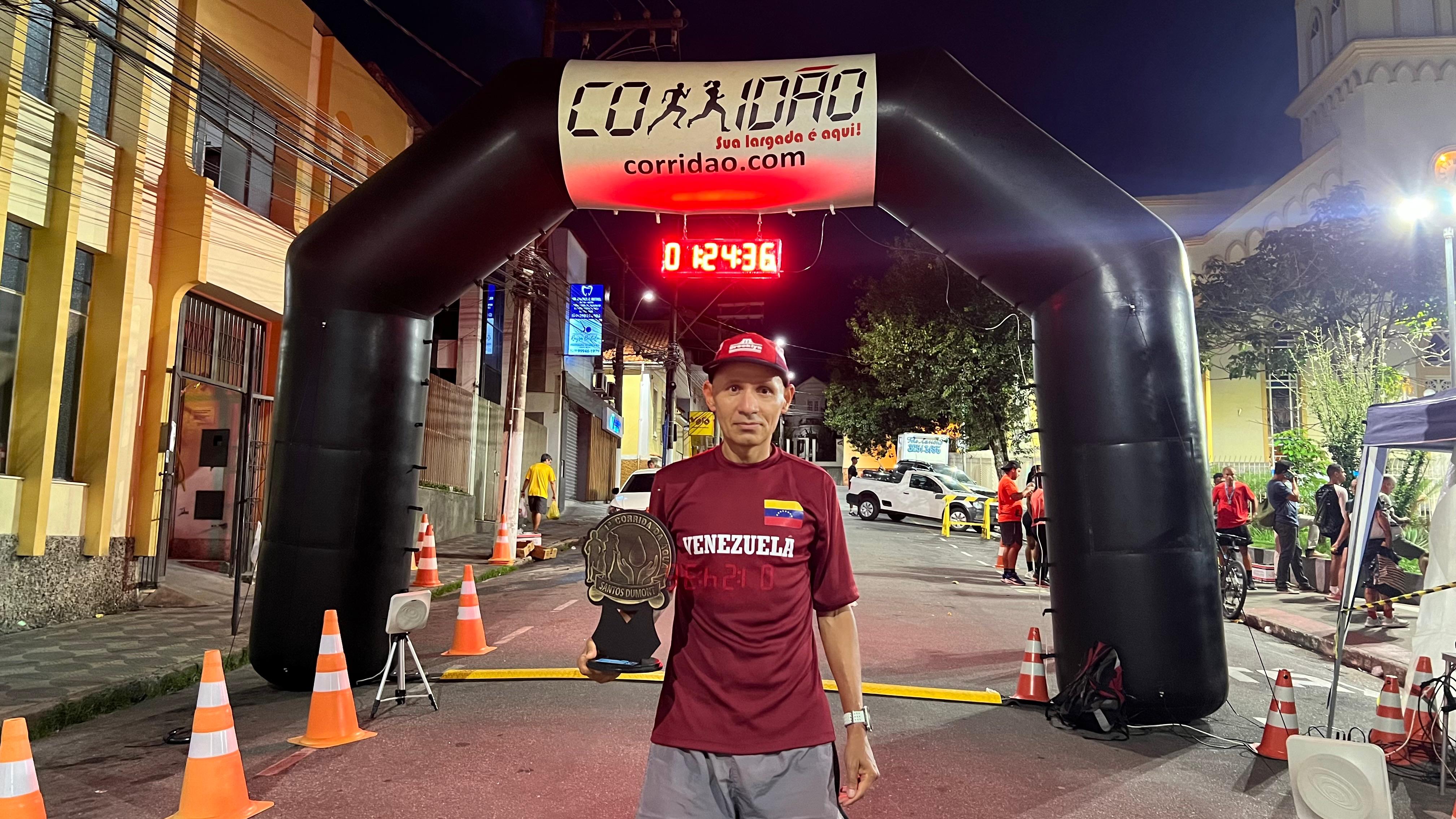 Presença internacional: venezuelano Arol Josue Rojas participa da Corrida da Água em Santos Dumont